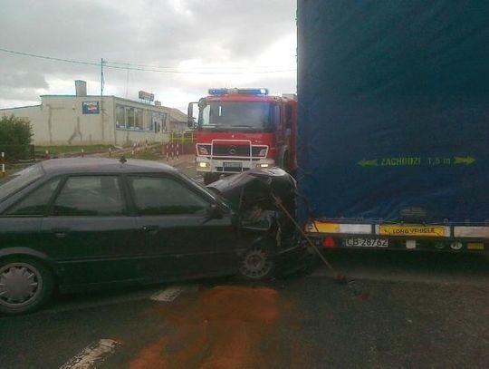Kolizja drogowa w Szprudowie na &amp;quot;jedynce&amp;quot;. Audi uderzyło w tył ciężarówki