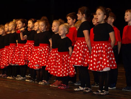 Kolorowy występ z okazji Dnia Babci i Dziadka (ZDJĘCIA)
