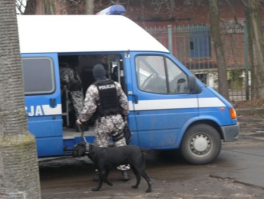 Koniec alarmu bombowego w Tczewie, pirotechnicy w akcji z walizką