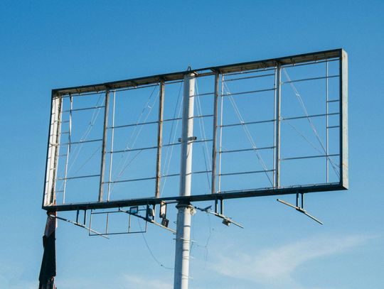 Konstrukcje reklamowe wolnostojące - rodzaje i zastosowania