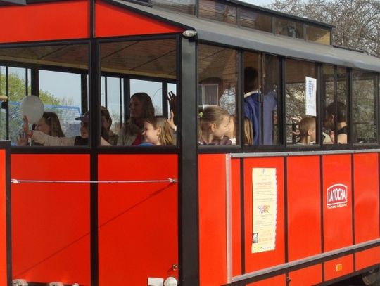 Korki (chwilowo) rozładowane. Zamiast tłumu oficjeli, dzieci z balonikami...