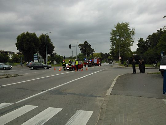 Kraksa na al. Solidarności i ul. Malinowskiej. Dwie osoby ranne
