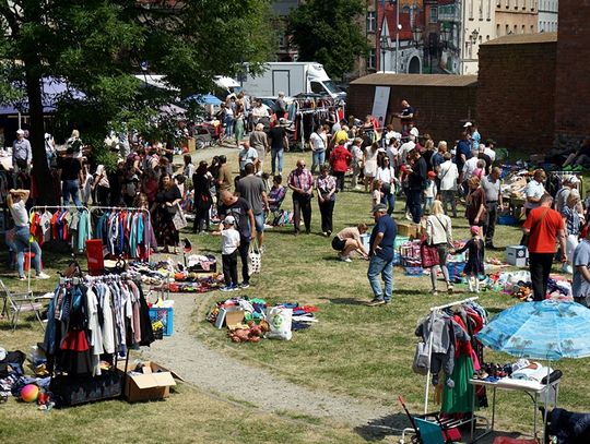 Kramarze przejęli Stare Miasto. Ponad 100 kramów prezentowało domowe skarby. AWANGARDA KULTURY LOKALNEJ