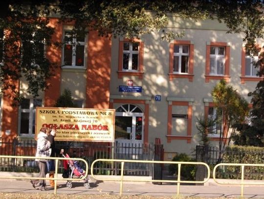 Kryzys na poletku pani minister Hall. Boją się zamknąć szkołę