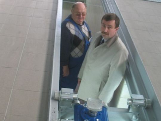 Ksiądz dziekan pierwszy zbada swoje auto...