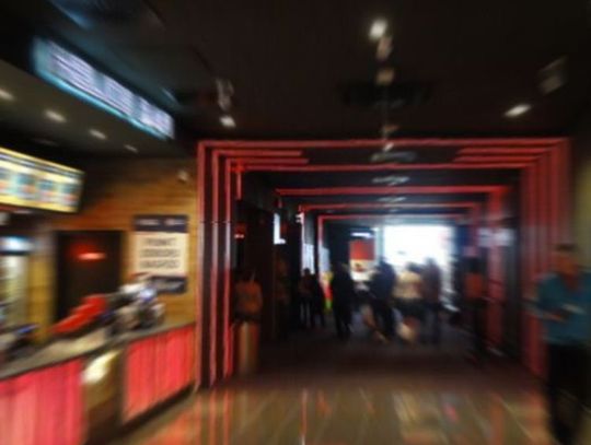 Kulisy interwencji w galerii - rzucili się w pogoń, złapali intruza