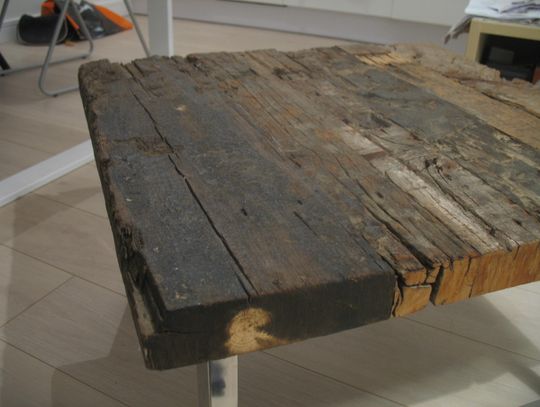 Kupiła przez internet stolik z kolejowych podkładów?