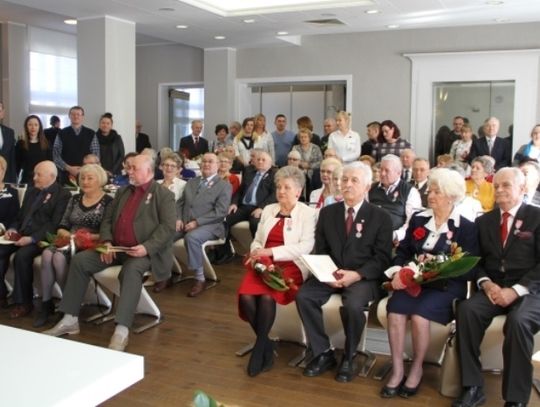 Kwiaty, życzenia i nagrody dla tczewskich jubilatów. Dwie pary obchodziły 60-lecie pożycia małżeńskiego