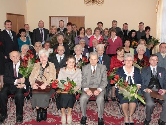 Kwiaty, życzenia i toast szampanem