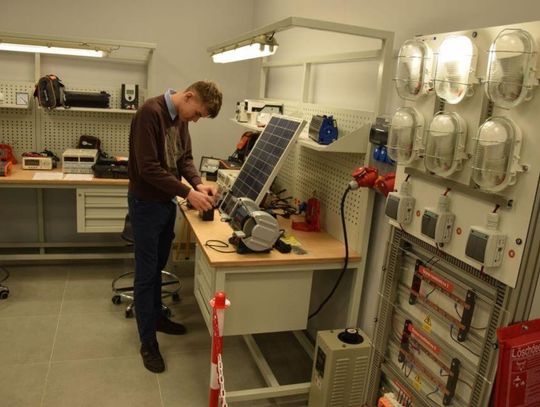 Elektronika, maszyny, nowoczesne laboratoria. Szkoła w Swarożynie przeszła na ZIELONĄ STRONĘ MOCY!