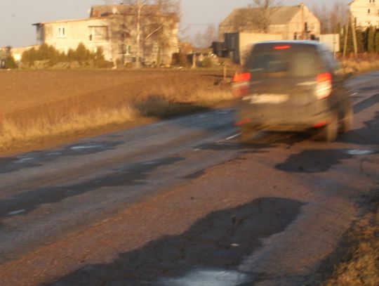 Łata na łacie. "To jedna z gorszych dróg w powiecie". Wciąż bez zielonego światła dla remontu DW 224