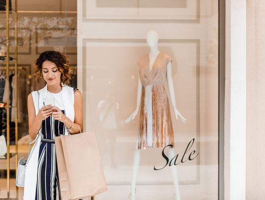 Lato w biurze, czyli nowy dress code na upał