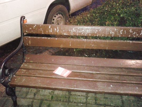 Ławki na pl. Hallera. Usiąść? Niektórzy wolą zrobić zdjęcie i interweniować