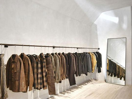 Lustra LED w przymierzalniach sklepowych – czy warto je stosować?