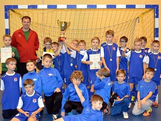 Mali gryfici z pucharami - tczewianie najlepsi w halowych turniejach