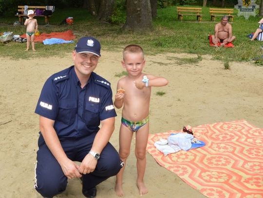 Maluch bezpieczny na plaży w miejscowości Turze