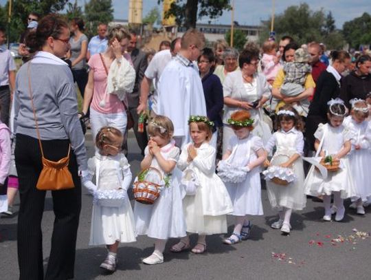 Manifestacja wierności - katolicy na ulicach w Boże Ciało