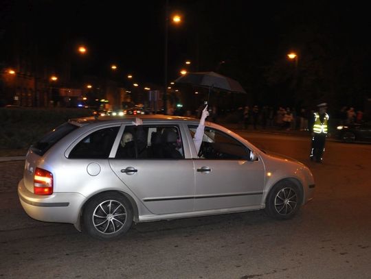 Manifestacja zwolenników aborcji. Czarne parasolki  i faszystowskie symbole (?!)