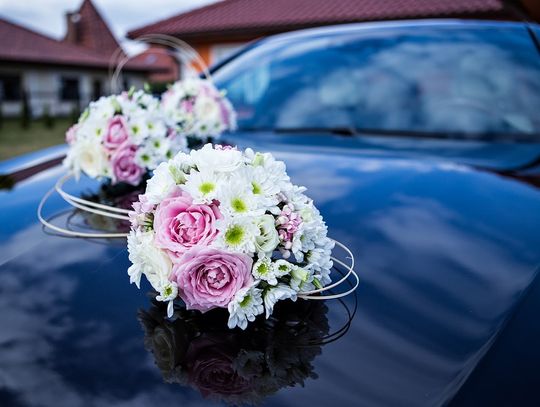 Marzysz o tym, by jechać do ślubu w perfekcyjnie udekorowanym aucie? Sprawdź, co kupić!