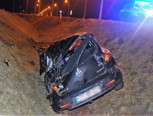 Mazda w rowie, 20-latek zabrany do szpitala. Skutki wypadku w Swarożynie (ZDJĘCIA)