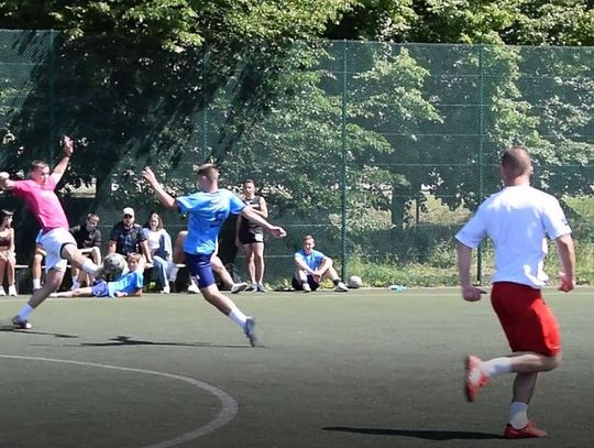 Mecz piłki nożnej pomiędzy Wisłą Kociewiak a Rosso Team. PEŁEN ZAPIS