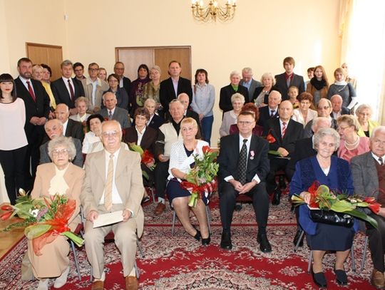 Medale, kwiaty i toast szampanem. Weselni jubilaci w Urzędzie Stanu Cywilnego