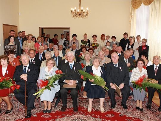 Medale, kwiaty i życzenia dla weselnych jubilatów