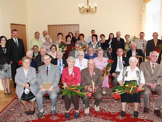 Medale za długoletnie pożycie - weselni jubilaci w USC