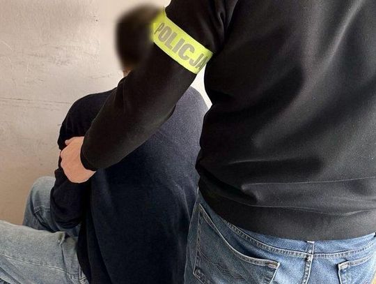 Mężczyzna okradał właścicieli kart i ratownika medycznego