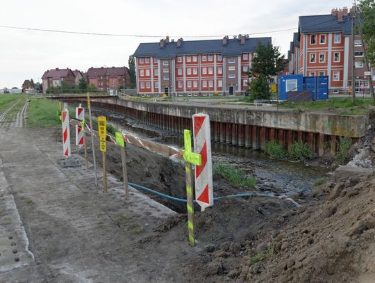 Miała połączyć, a dzieli. Mieszkańcy os. Staszica liczyli na pieszy skrót do dworca. Nic z tego...