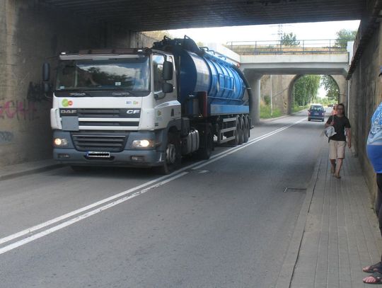 „Miałem w oczach śmierć”. Czy pod wiaduktami nie można zamontować barierek?