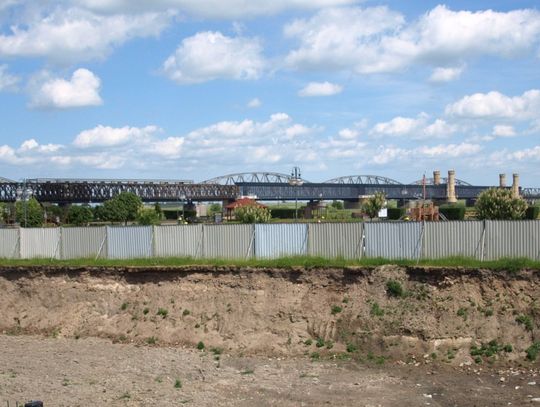 Miasto wyłoży pieniądze na zabezpieczenie bulwaru? Jak to się ma do... budowy kamienicy?