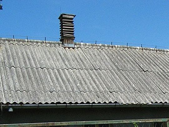 Mieszkańcy alarmują: azbest truje w gminie