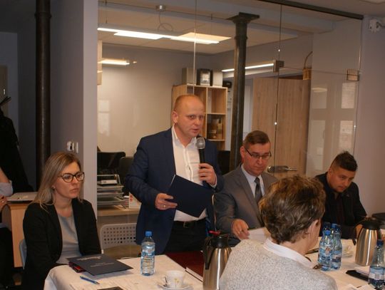 Mieszkańcy alarmują: wyjątkowo niebezpiecznie nad rzeką! Skarpa „leci” do Wisły, porwało już cielaka