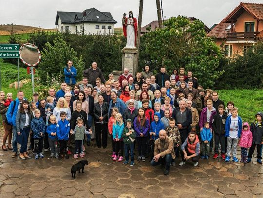 Mieszkańcy Śliwin zrobili sobie grupową "fotkę". Teraz umieszczą ją w kapsule czasu!