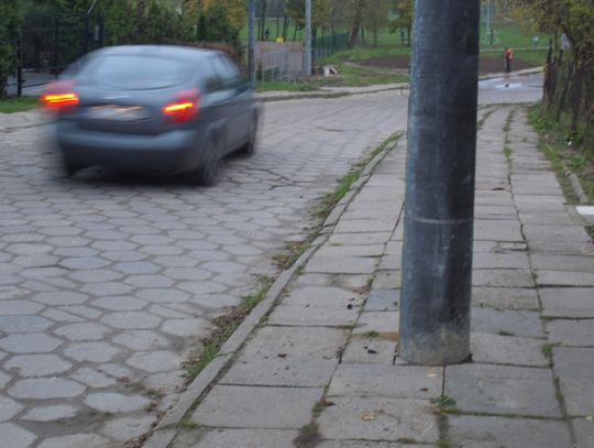 Mieszkańcy ul. Pułaskiego: takie cuda tylko u nas. Ale obiecanego remontu szybko tu nie będzie