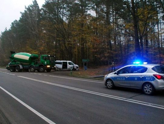 Mieszkaniec naszego powiatu "zaszalał" pod Czerskiem. Wyprzedzanie na podwójnej ciągłej i zderzenie...