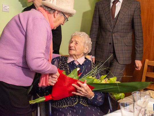 Mieszkanka Rożentala obchodziła 106. urodziny! Solenizantkę odwiedziły władze gminy