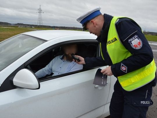 Mikołajkowa kontrola w Swarożynie. Kierowcy dwóch aut dostali... niechciane "prezenty"