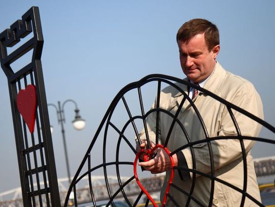 Miłość zamknięta na klucz. Bramka, na której można wieszać „kłódki miłości”