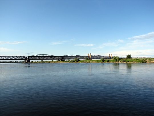 Młody mężczyzna skoczył z mostu do rzeki