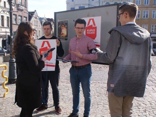 Młodzież Wszechpolska zachęcała na pl. Hallera do kupowania polskich produktów. "Jesteśmy zależni od zagranicznych firm"