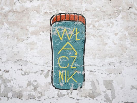 Młodzież z artystą tworzą graffiti na starówce