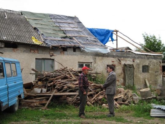 Mogłyśmy się spalić żywcem! Po nawałnicy w Boroszewie wiatr zerwał z domu połowę dachu
