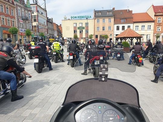 Motocykliści pożegnali 23-letniego Jakuba. Motocyklista zginął w wypadku na alei Solidarności w Tczewie