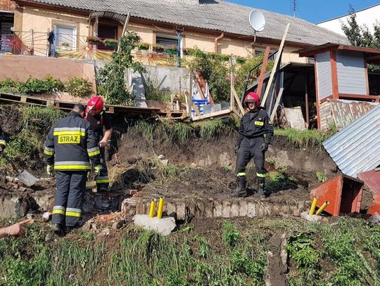 Mur oporowy runął na chodnik! Niebezpieczne zdarzenie przy ul. Wiślanej w Gniewie
