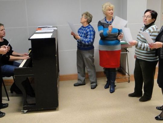 Muzyk szkoli... emerytowane urzędniczki