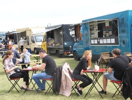 Na bulwarze kolorowe pojazdy serwujące orientalne smaki. Warto tam być!