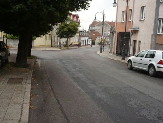 Na całej ul. Chopina w Tczewie nie ma przejścia dla pieszych. Przeoczenie, czyli droga bez „pasów&amp;quot;