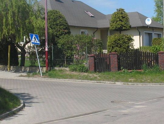 Na Górkach z chodnika na chodnik najlepiej... przefrunąć